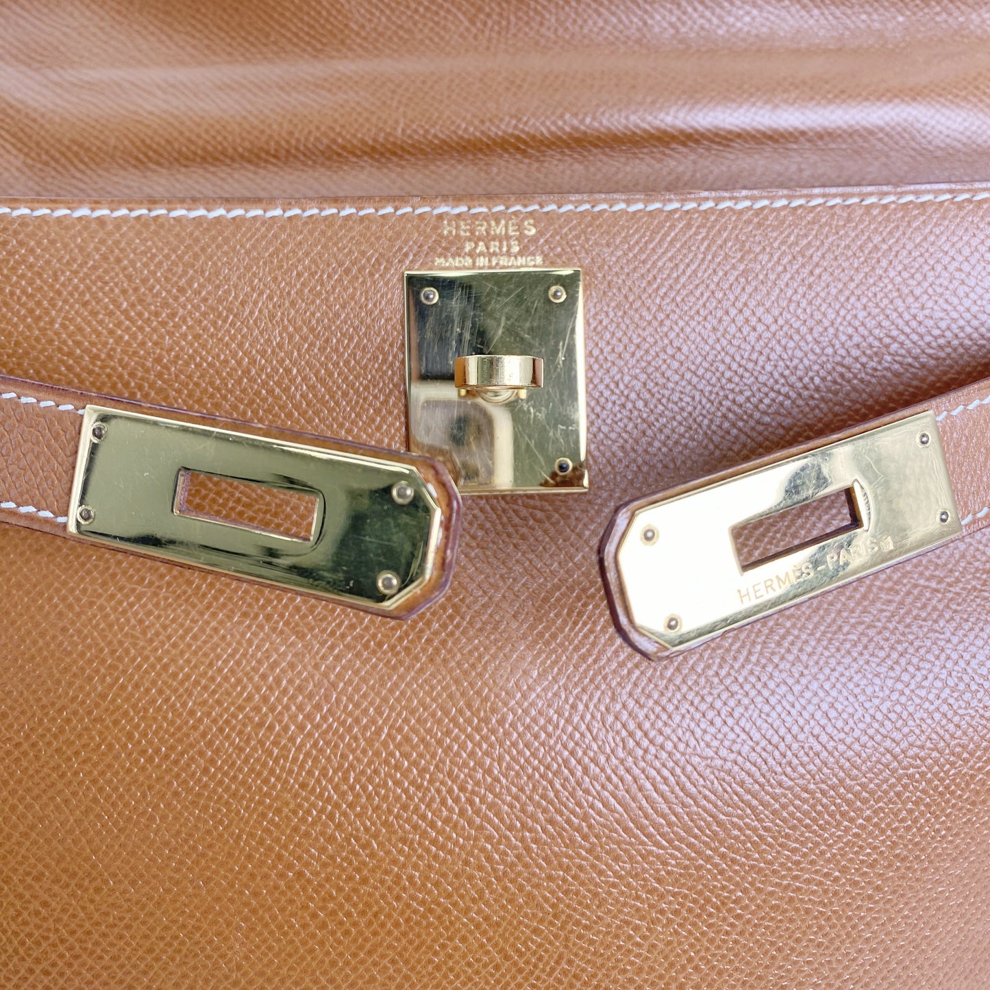Jelly, Vintage Authentic Hermes ⭕U 1991 kelly 28 retourne gold courchevel leather with strap, chain, clochette, and key
