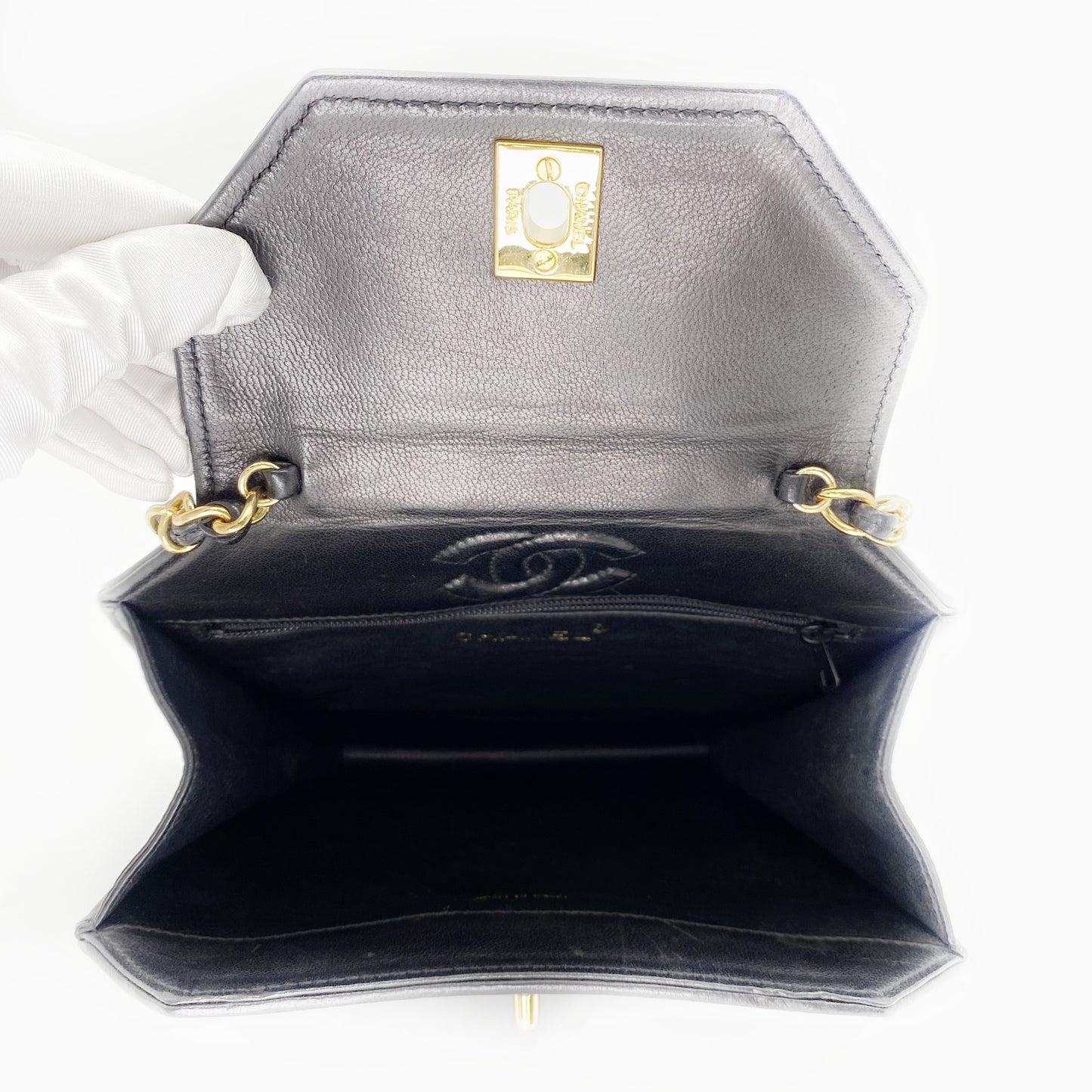 Maica, Vintage Authentic Chanel 1 series chain black lambskin octagon with seal and card