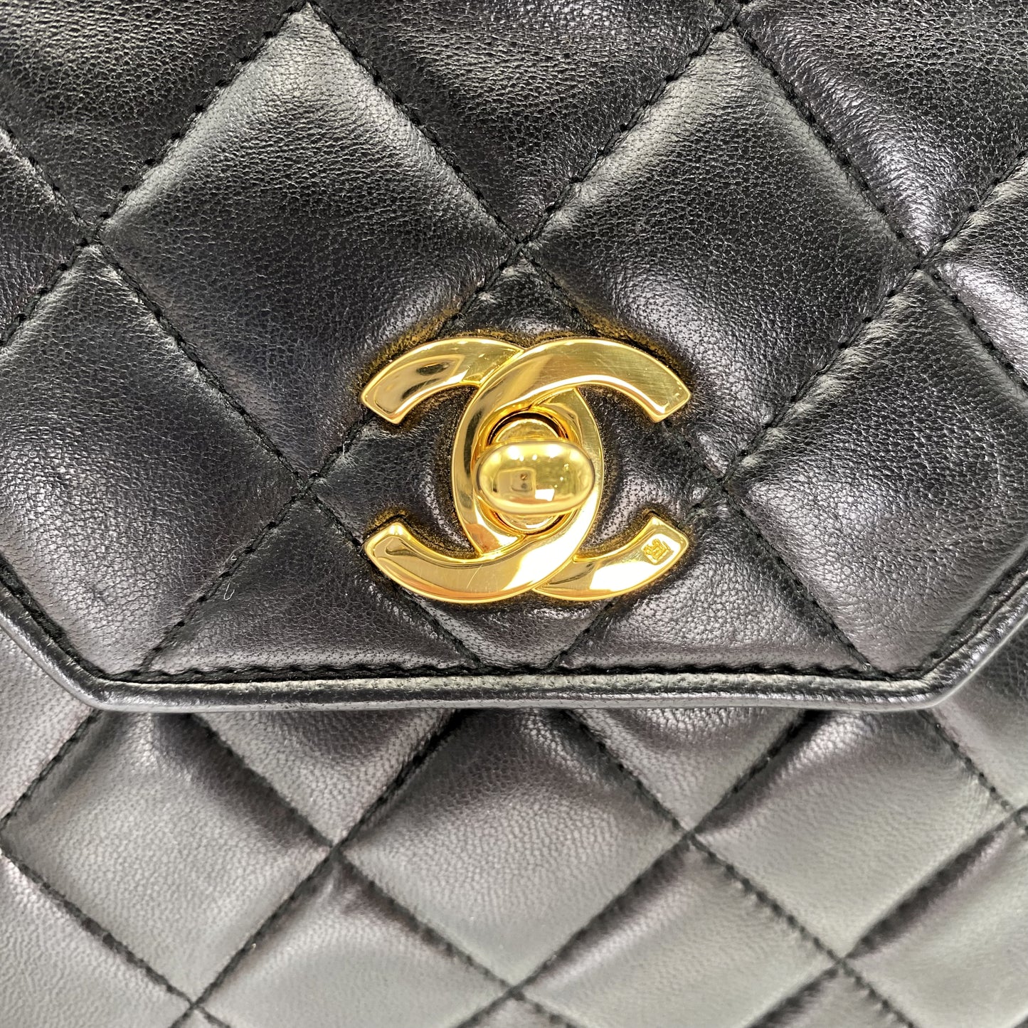 Maica, Vintage Authentic Chanel 1 series chain black lambskin octagon with seal and card