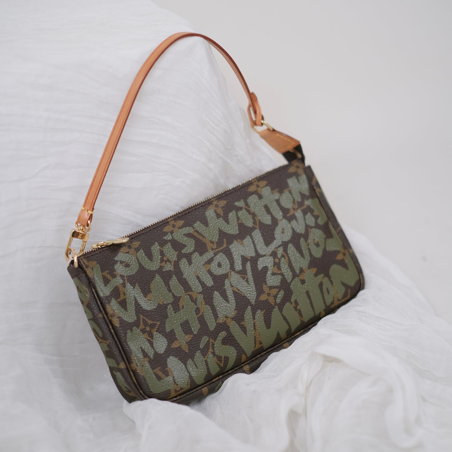 LVPOCHMONGRAF, LV Pochette Monogram Grafitti