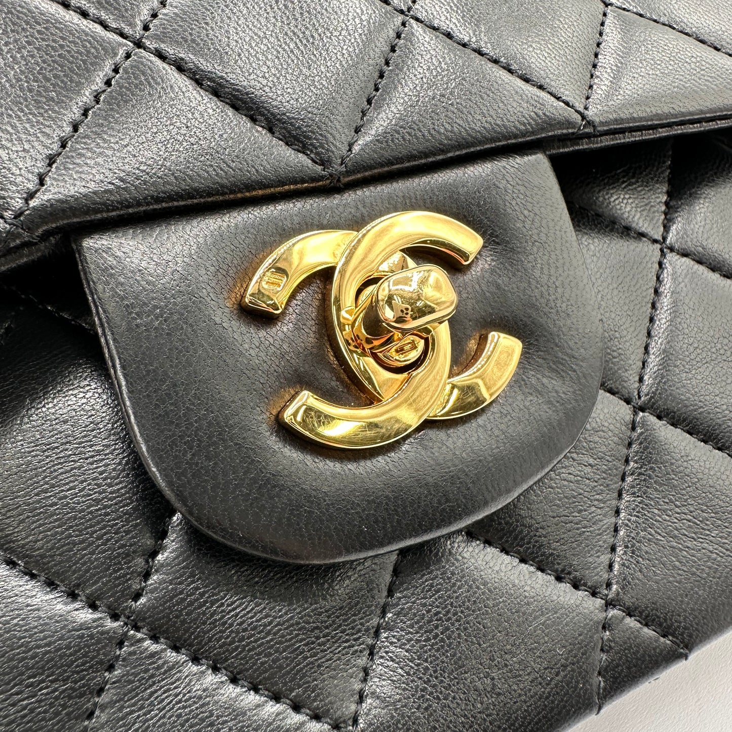 Wander, 1 Series Medium Classic Flap Black Lambskin with seal and card