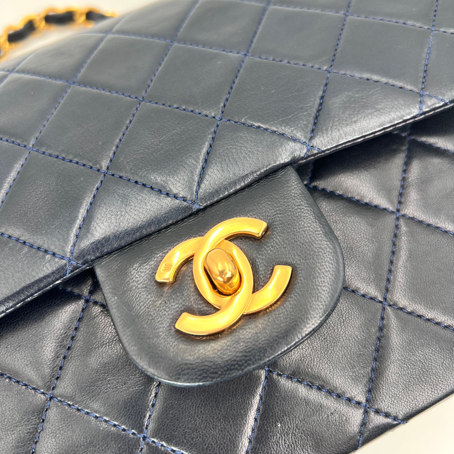 Damon, 1 series Medium Classic Flap Navy Lambskin with serial only