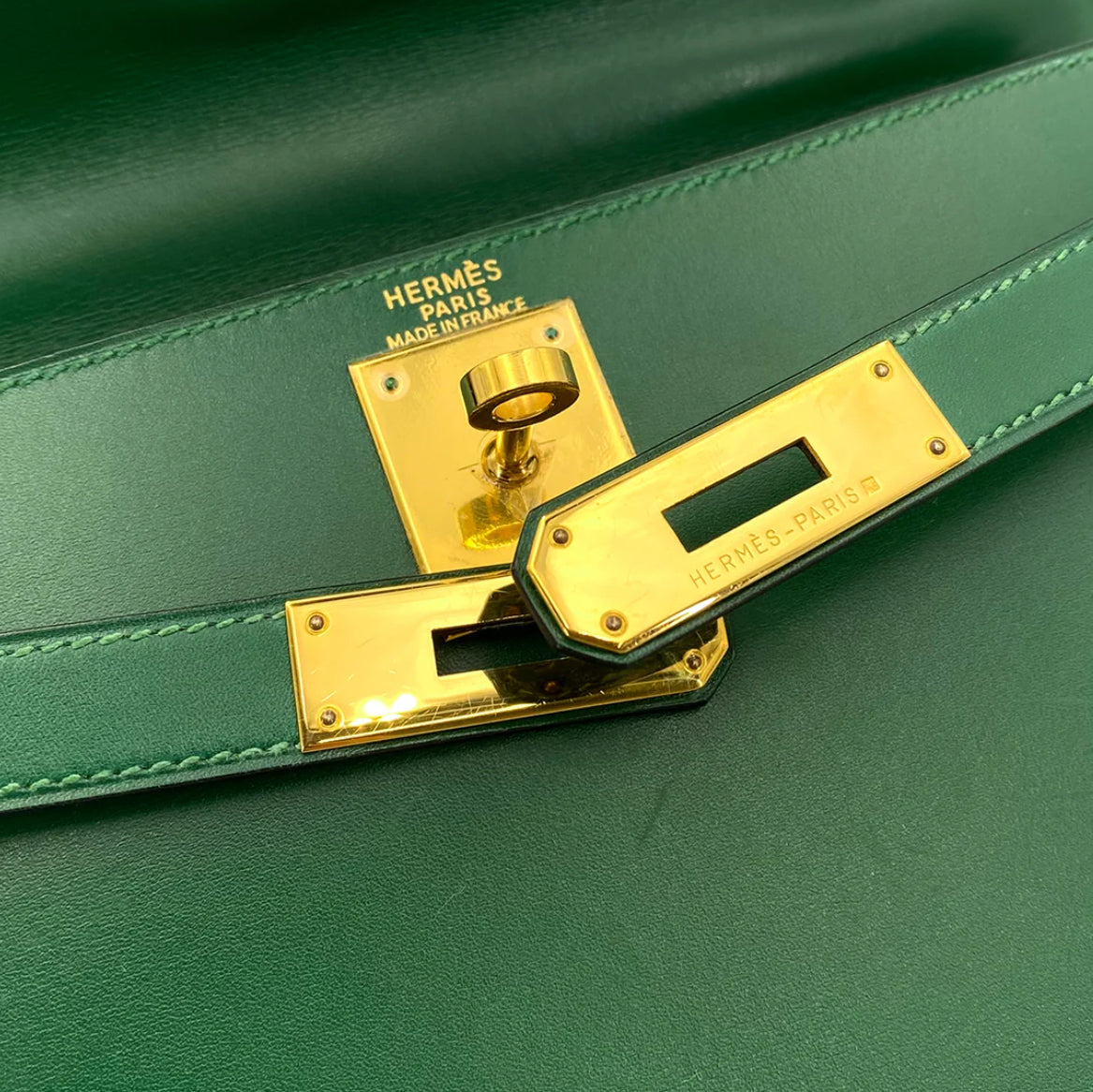 Krue is a vintage Hermès Kelly 28 Sellier Green Box Leather
