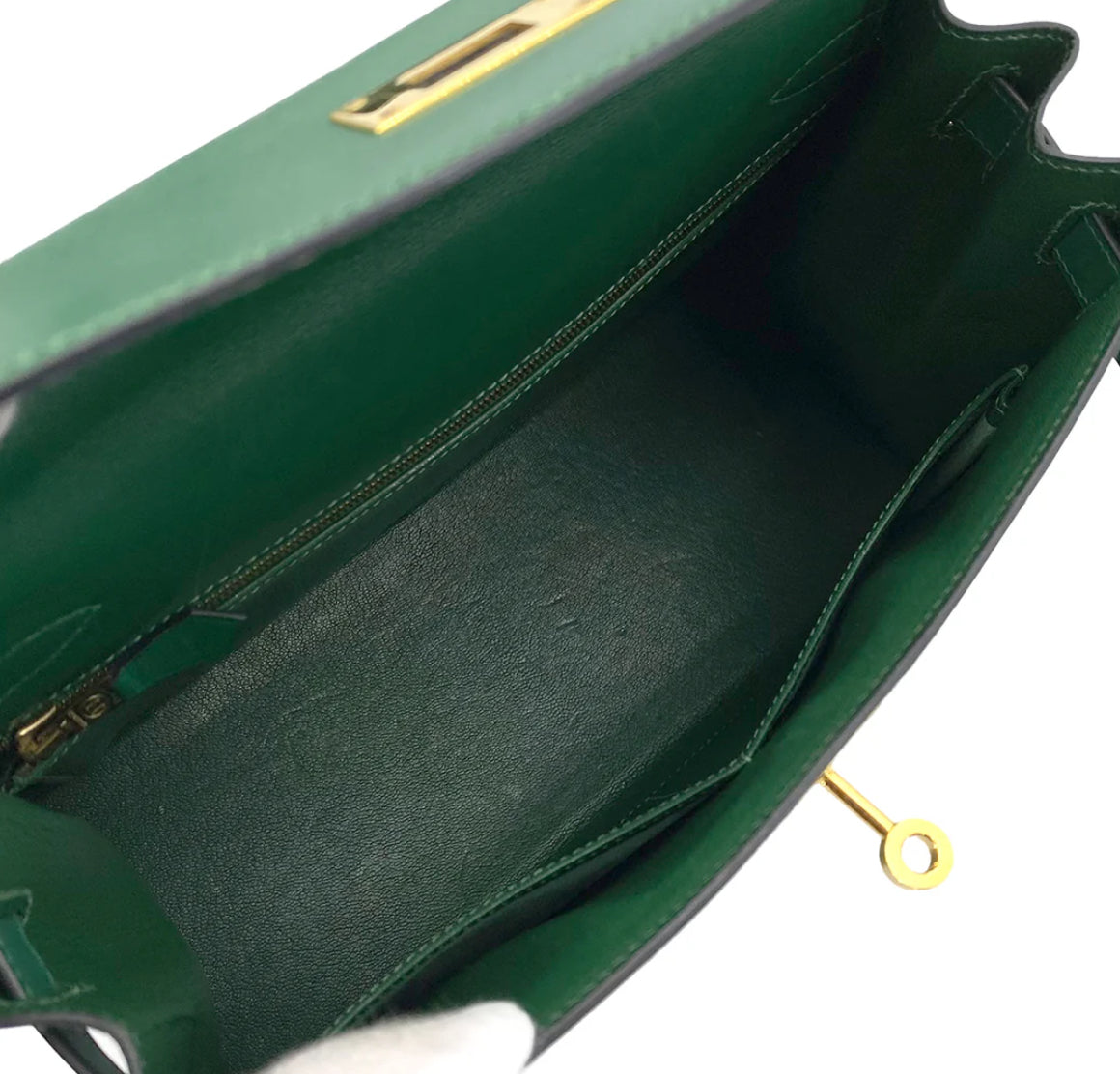 Krue is a vintage Hermès Kelly 28 Sellier Green Box Leather