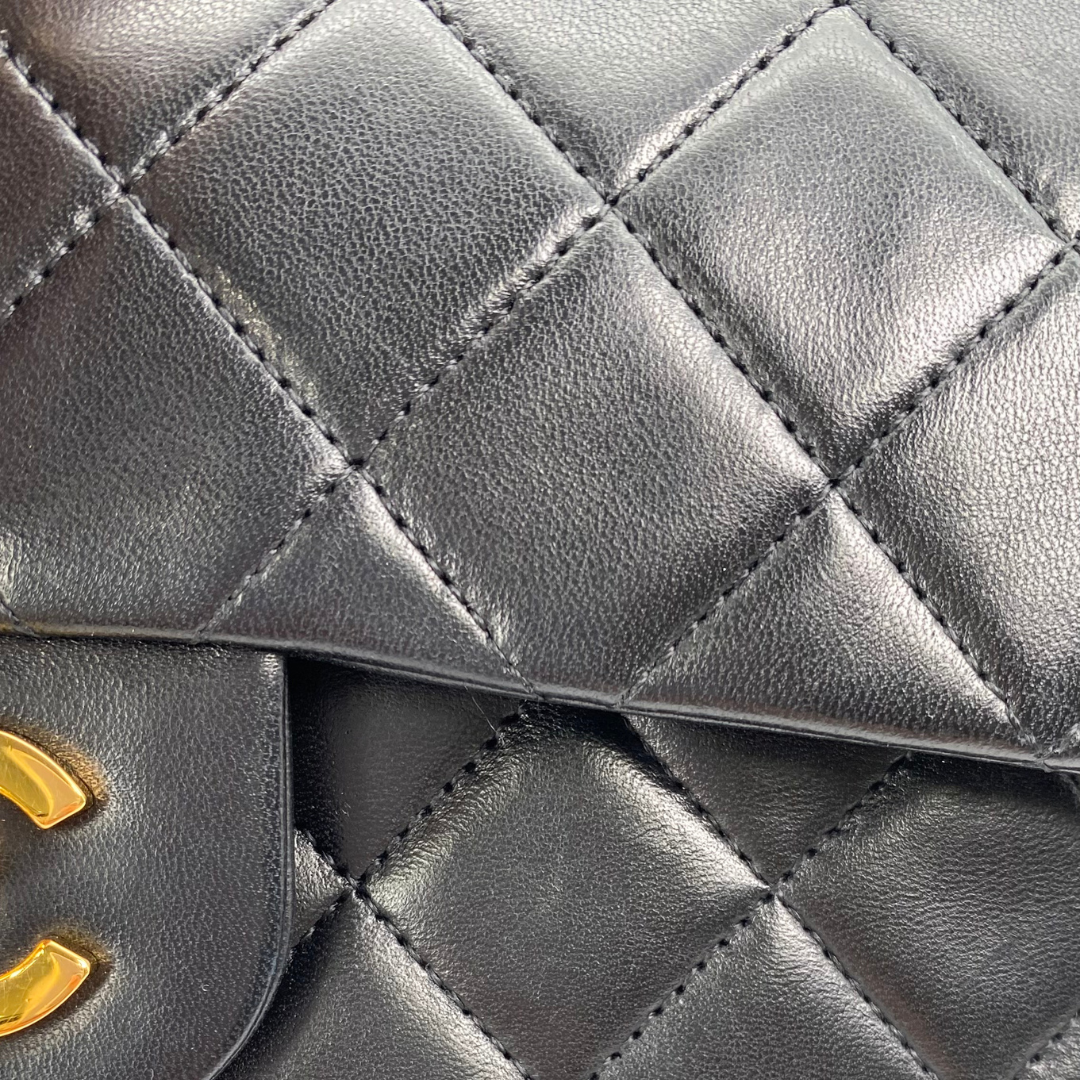 Maren, 1 Series Small Classic Flap Black Lambskin with seal and card
