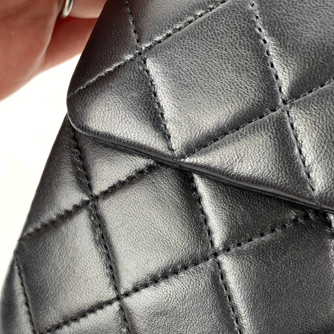 Maren, 1 Series Small Classic Flap Black Lambskin with seal and card