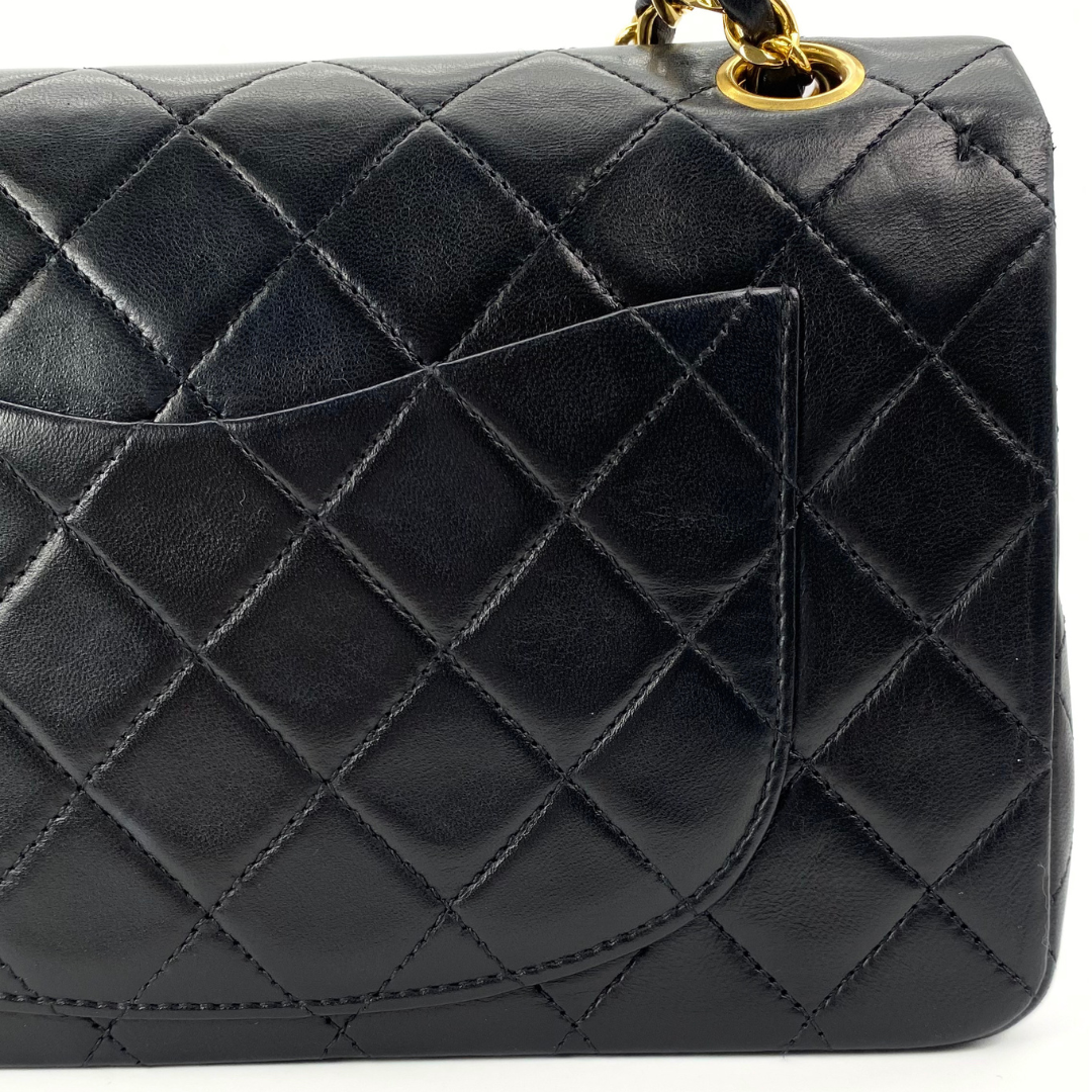 Maren, 1 Series Small Classic Flap Black Lambskin with seal and card
