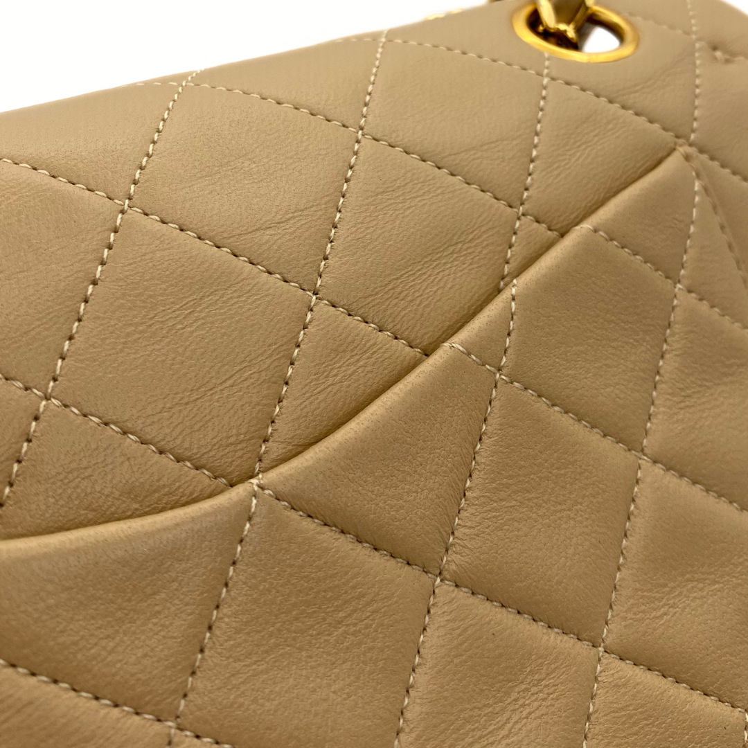 Daxton, 1 Series Small Classic Flap Beige Lambskin with seal and card