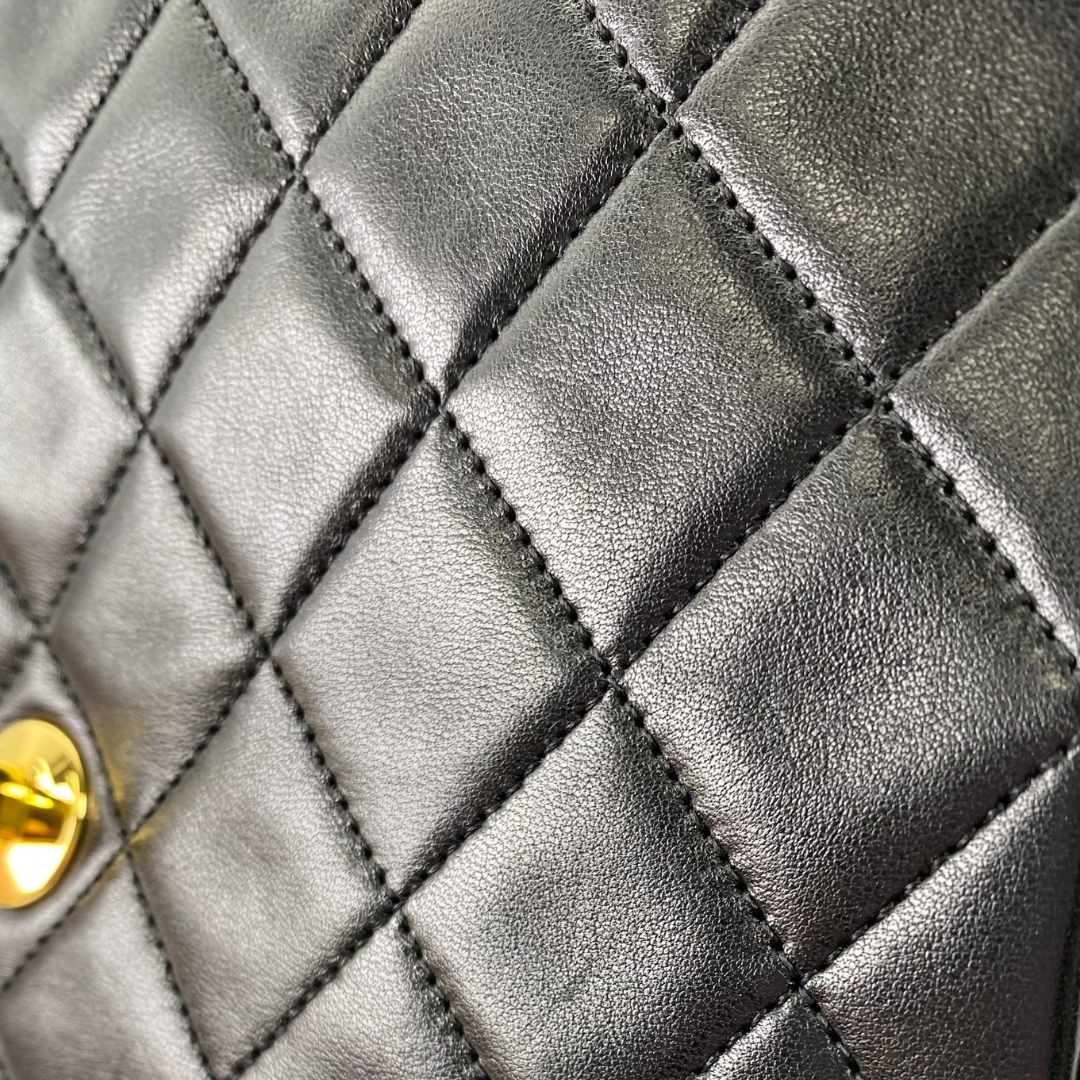 Azusa, 1 Series Square 20 Black Lambskin with seal and card