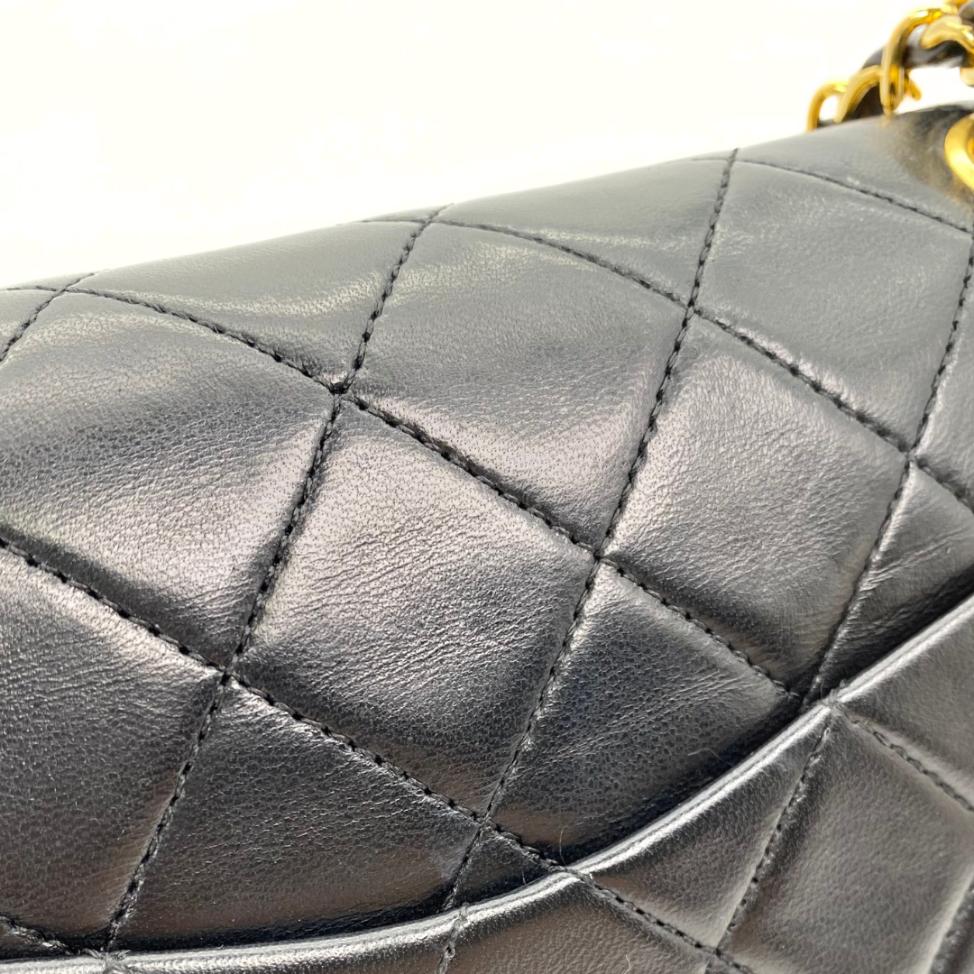 Maren, 1 Series Small Classic Flap Black Lambskin with seal and card