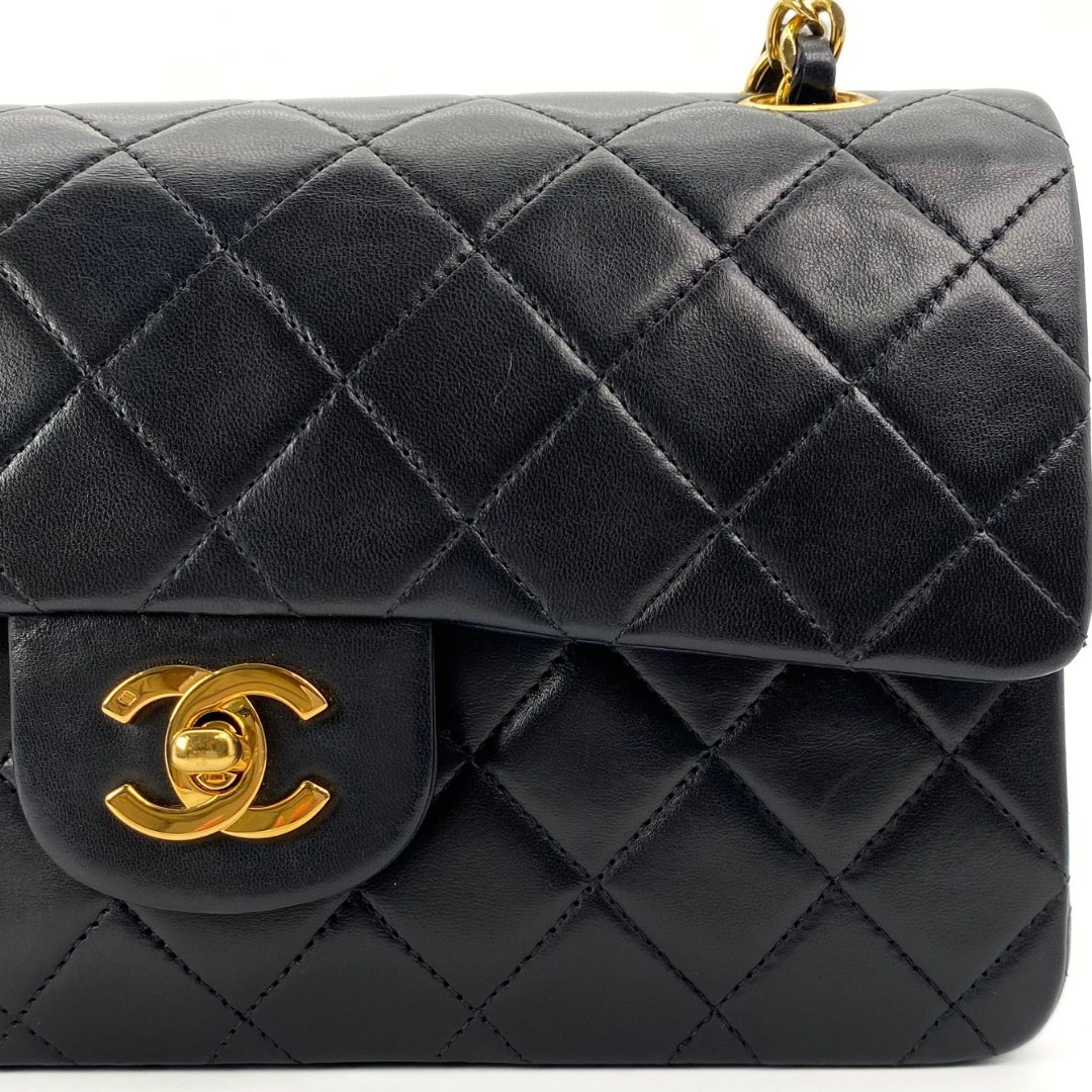 Maren, 1 Series Small Classic Flap Black Lambskin with seal and card