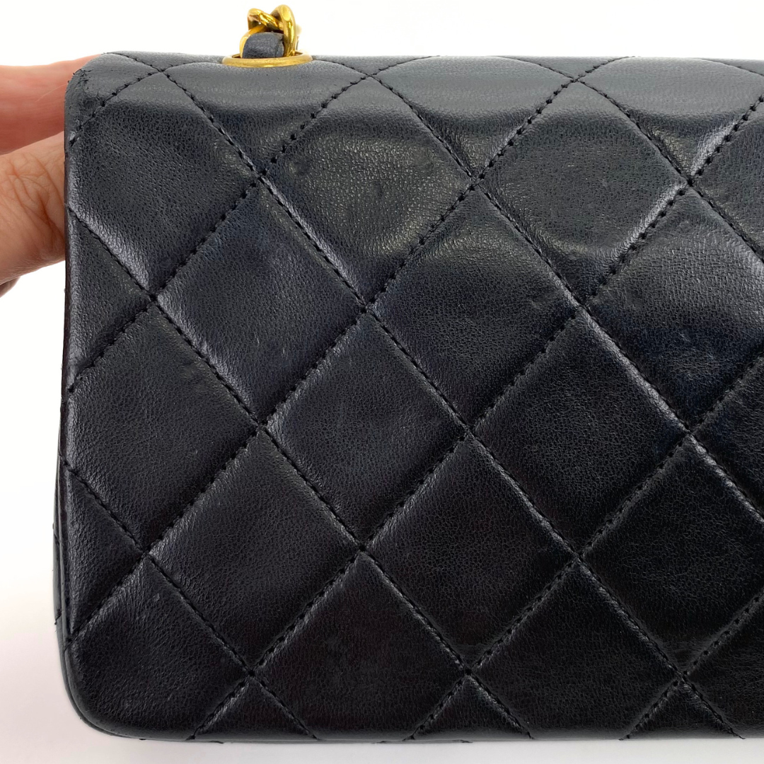 Arata, 1 Series Small Full Flap Black Lambskin with seal and card