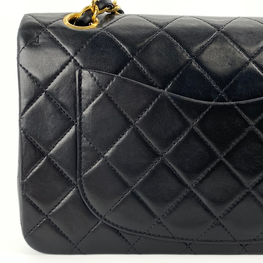 Maren, 1 Series Small Classic Flap Black Lambskin with seal and card