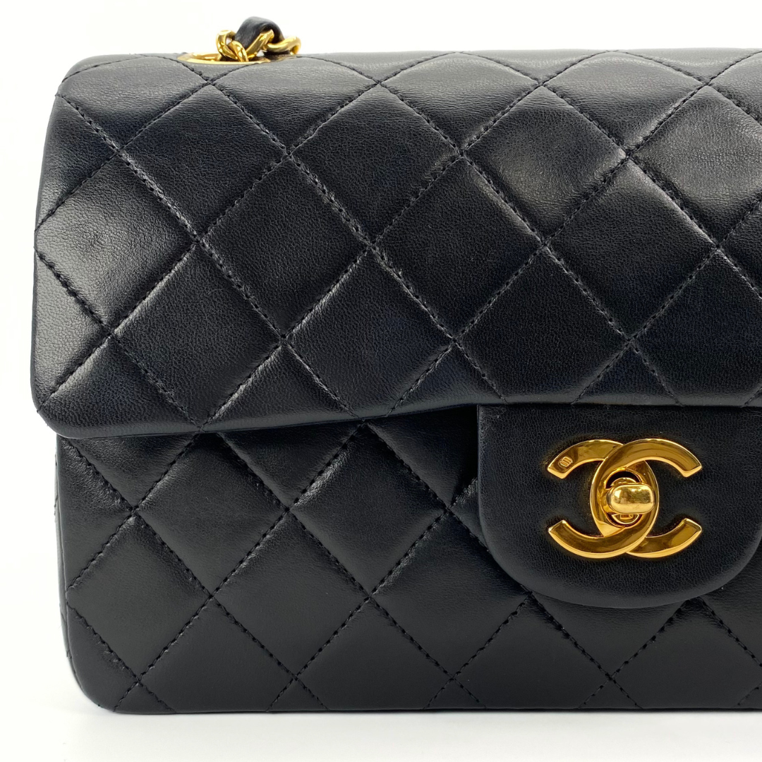 Maren, 1 Series Small Classic Flap Black Lambskin with seal and card