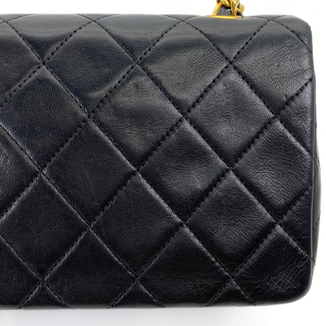 Arata, 1 Series Small Full Flap Black Lambskin with seal and card