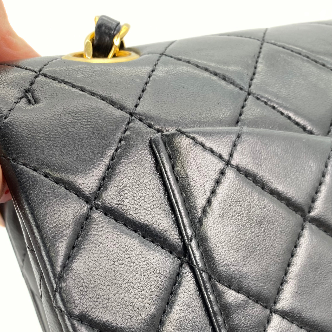 Maren, 1 Series Small Classic Flap Black Lambskin with seal and card