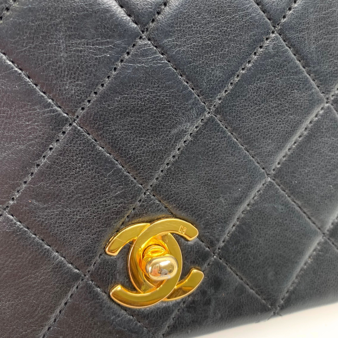 Arata, 1 Series Small Full Flap Black Lambskin with seal and card
