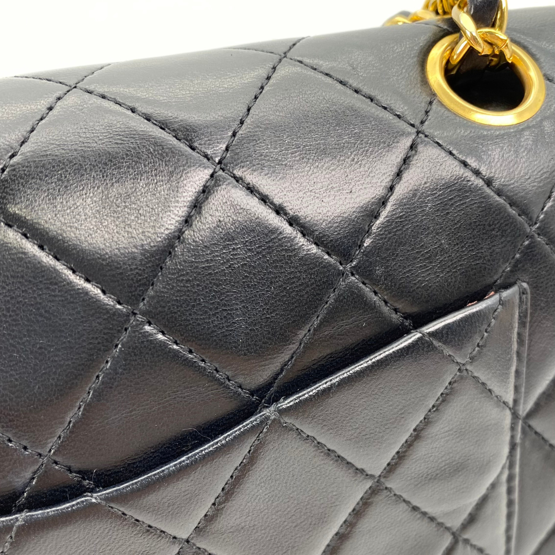 Maren, 1 Series Small Classic Flap Black Lambskin with seal and card