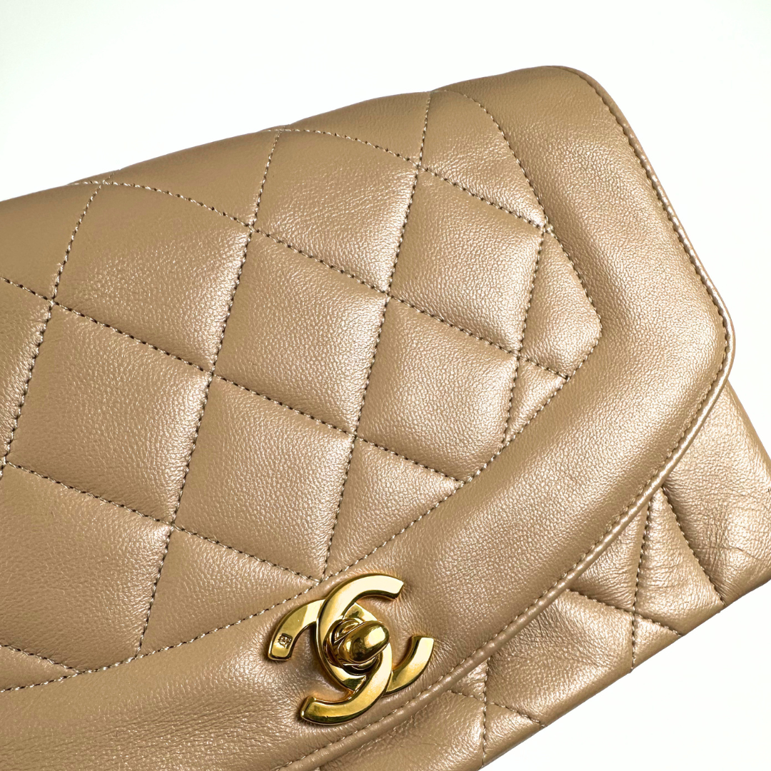 Yanny, 1 Series Small Diana Beige Lambskin with seal only