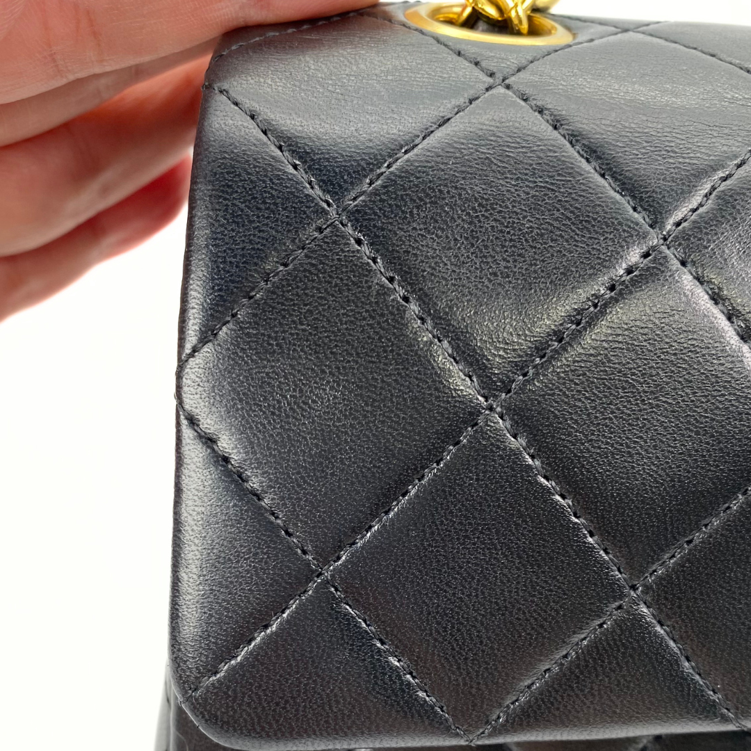 Maren, 1 Series Small Classic Flap Black Lambskin with seal and card