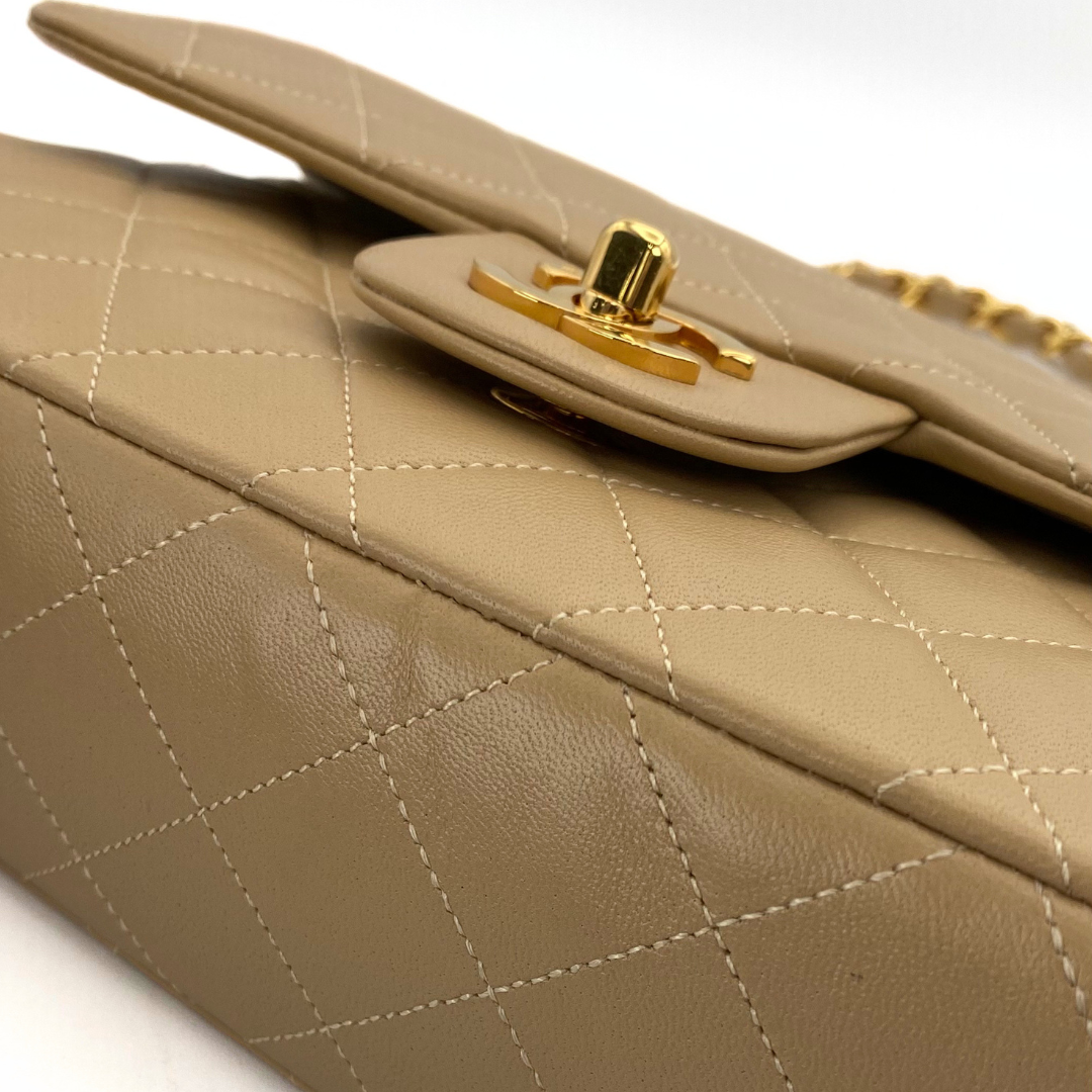 Daxton, 1 Series Small Classic Flap Beige Lambskin with seal and card
