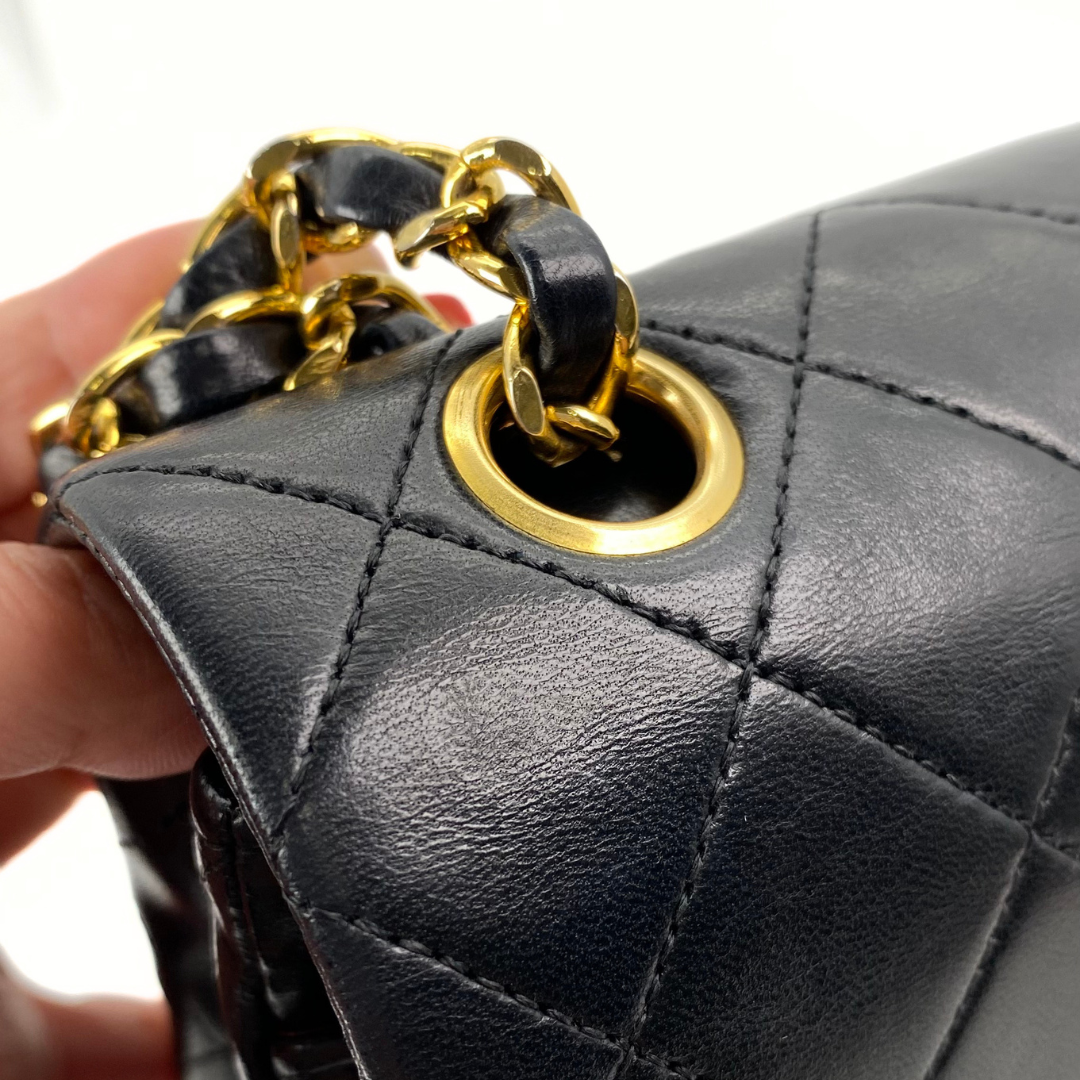 Maren, 1 Series Small Classic Flap Black Lambskin with seal and card