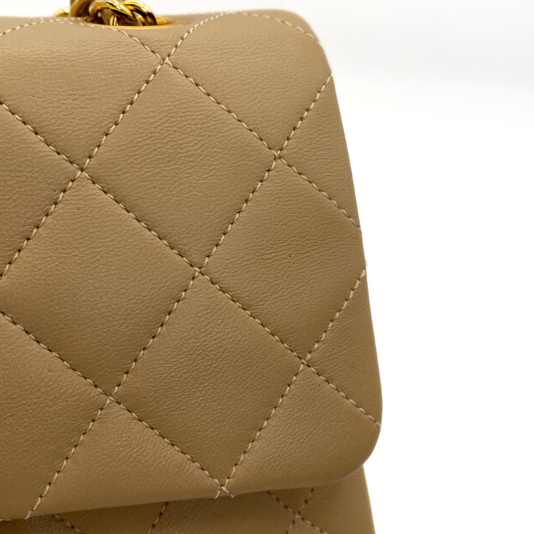Daxton, 1 Series Small Classic Flap Beige Lambskin with seal and card