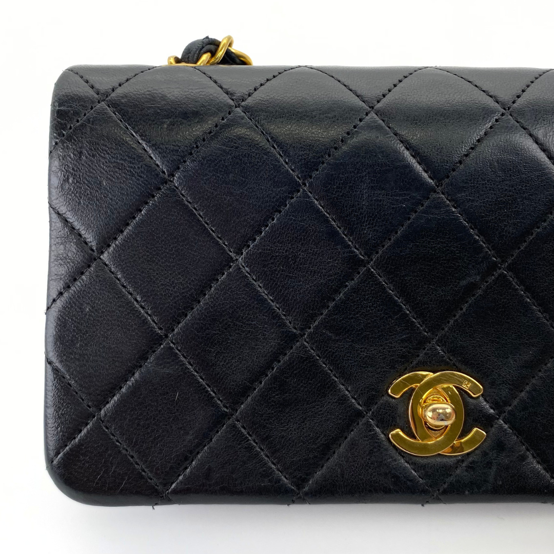 Arata, 1 Series Small Full Flap Black Lambskin with seal and card
