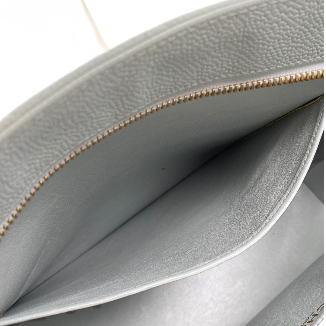 Preston, 7 Series Medallion Tote Light Blue Caviar with seal and card
