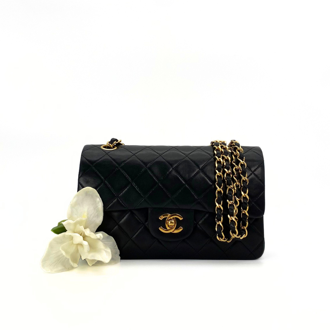 Maren, 1 Series Small Classic Flap Black Lambskin with seal and card
