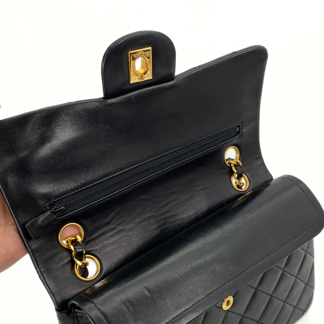 Maren, 1 Series Small Classic Flap Black Lambskin with seal and card