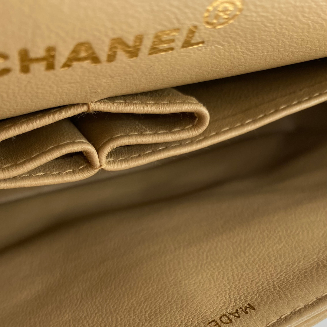 Daxton, 1 Series Small Classic Flap Beige Lambskin with seal and card