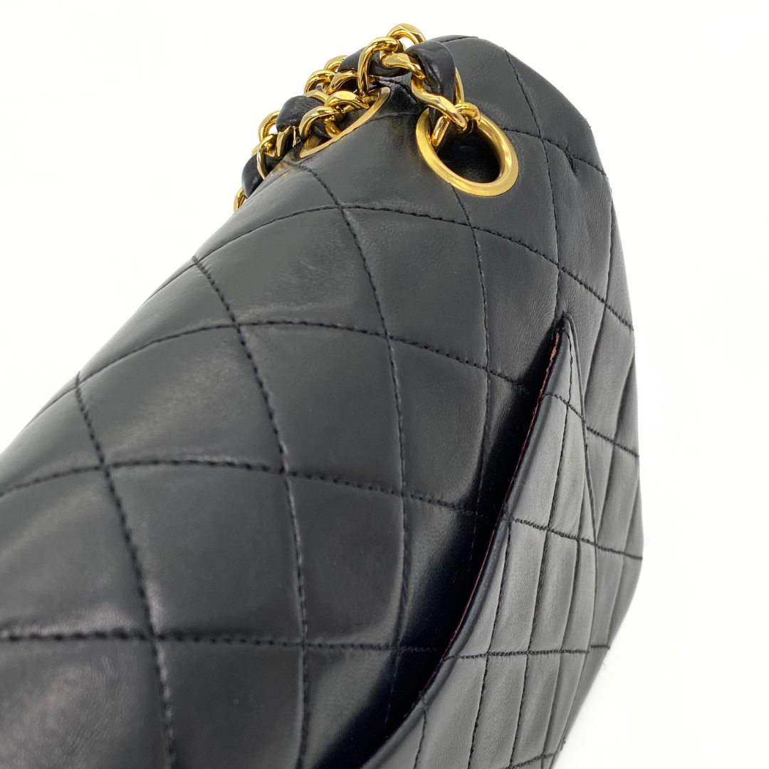 Maren, 1 Series Small Classic Flap Black Lambskin with seal and card
