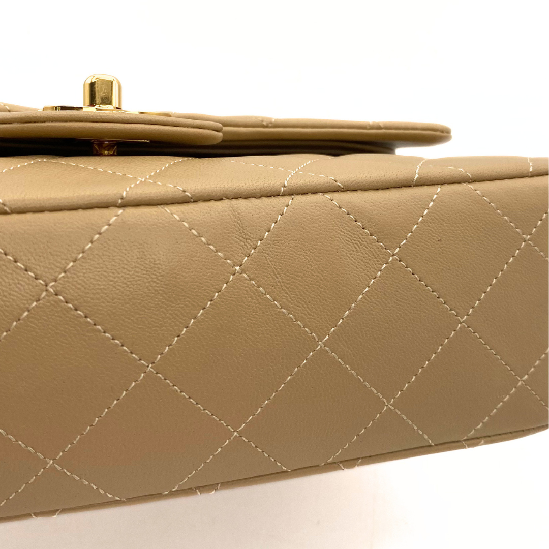 Daxton, 1 Series Small Classic Flap Beige Lambskin with seal and card