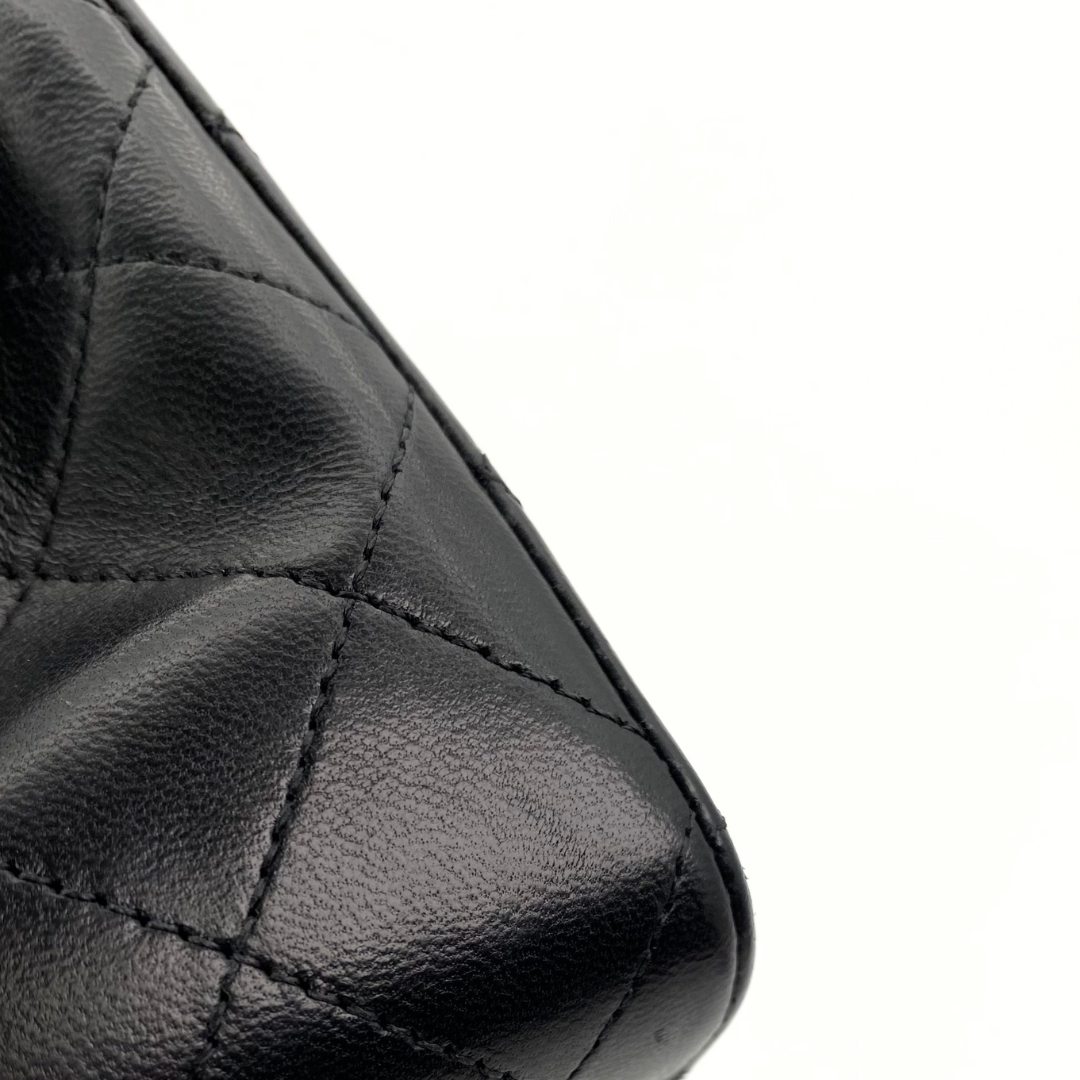 Maren, 1 Series Small Classic Flap Black Lambskin with seal and card