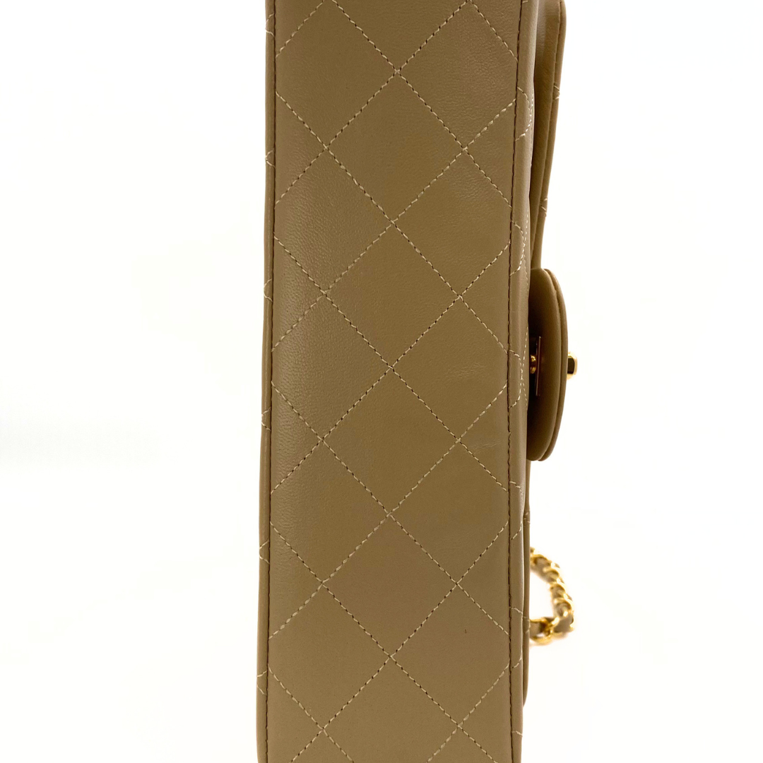 Daxton, 1 Series Small Classic Flap Beige Lambskin with seal and card