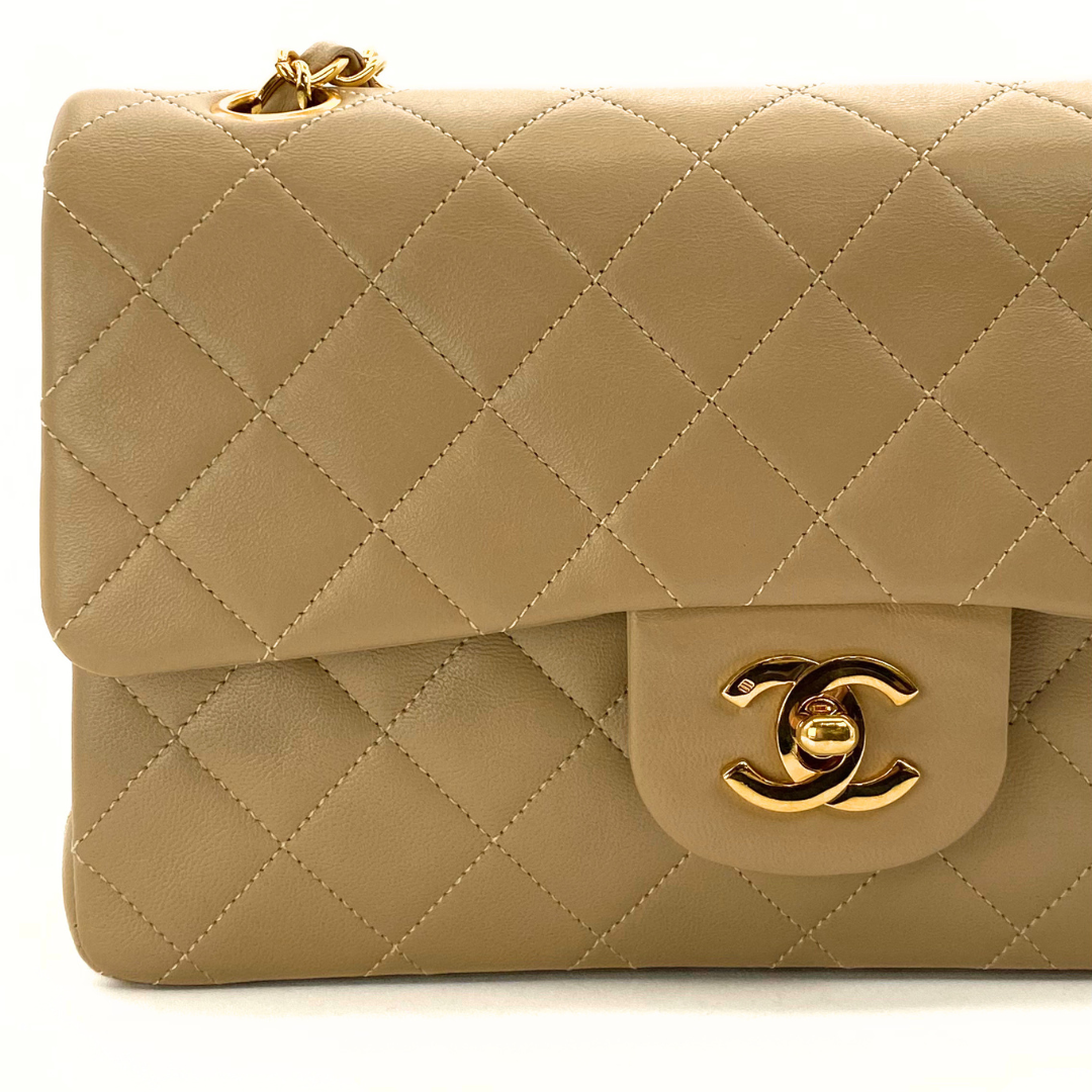 Daxton, 1 Series Small Classic Flap Beige Lambskin with seal and card