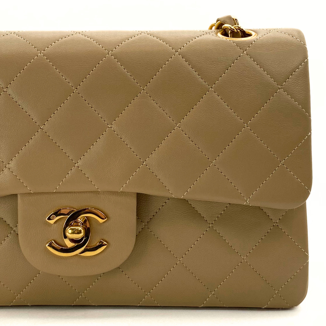 Daxton, 1 Series Small Classic Flap Beige Lambskin with seal and card