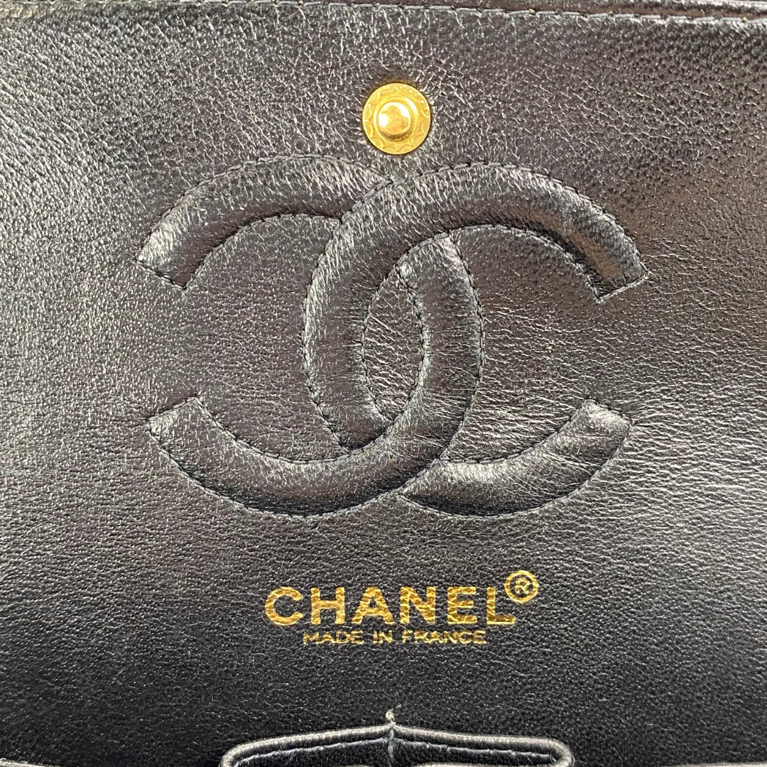 Suki, 6 Series Small Classic Flap Black Caviar with seal only