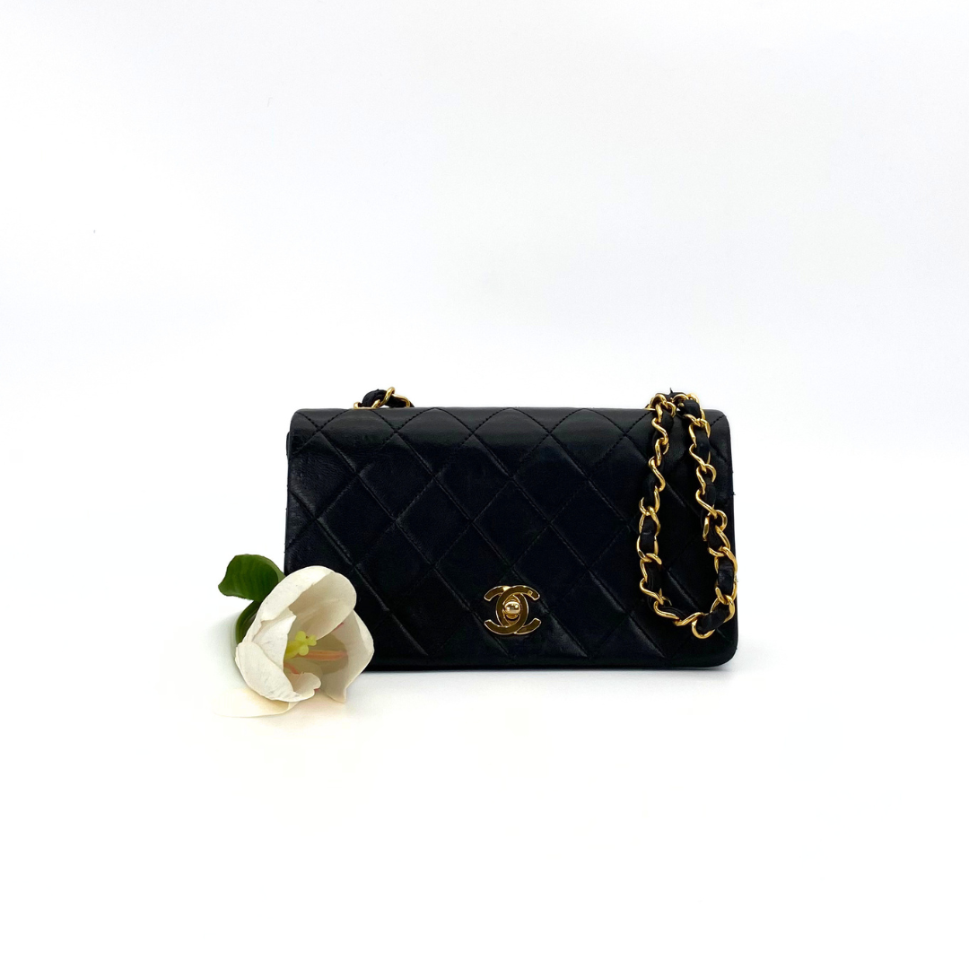 Arata, 1 Series Small Full Flap Black Lambskin with seal and card