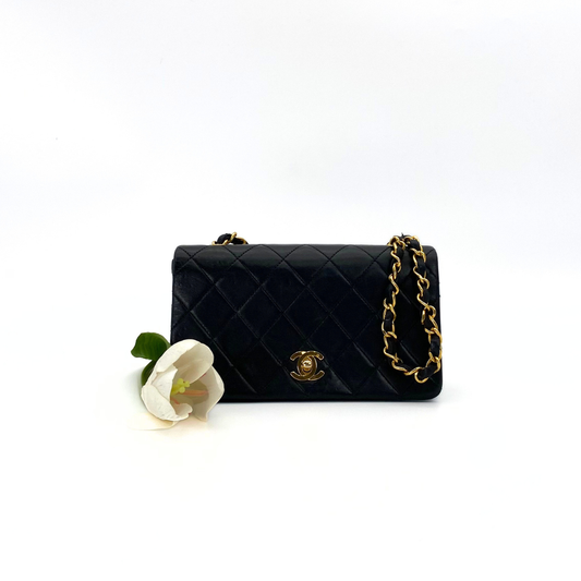 Arata, 1 Series Small Full Flap Black Lambskin with seal and card