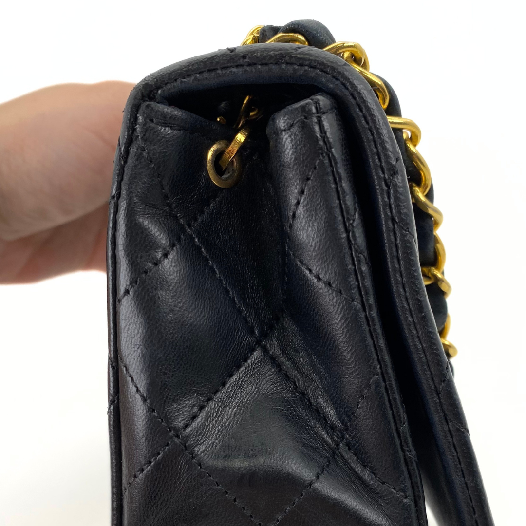 Arata, 1 Series Small Full Flap Black Lambskin with seal and card