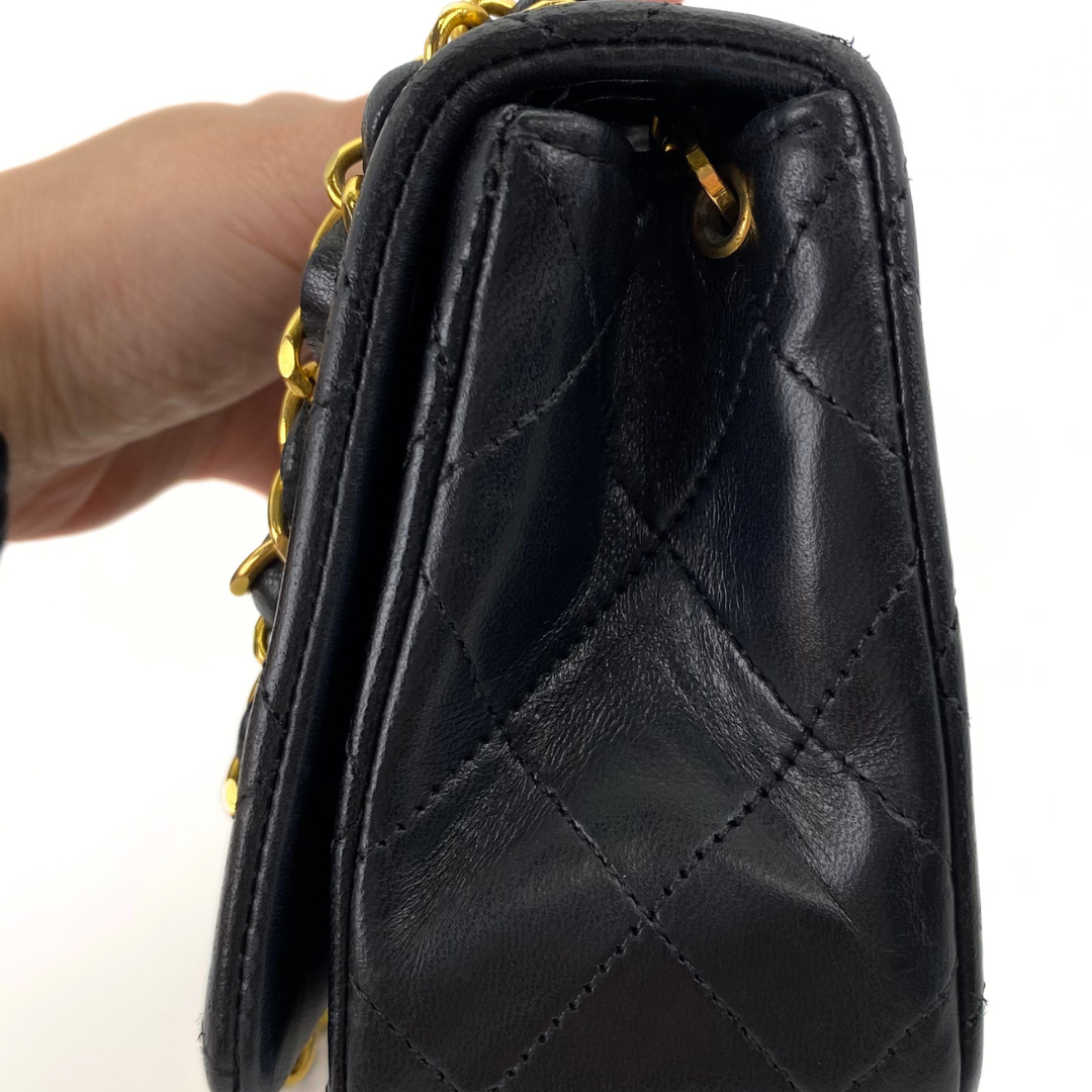 Arata, 1 Series Small Full Flap Black Lambskin with seal and card