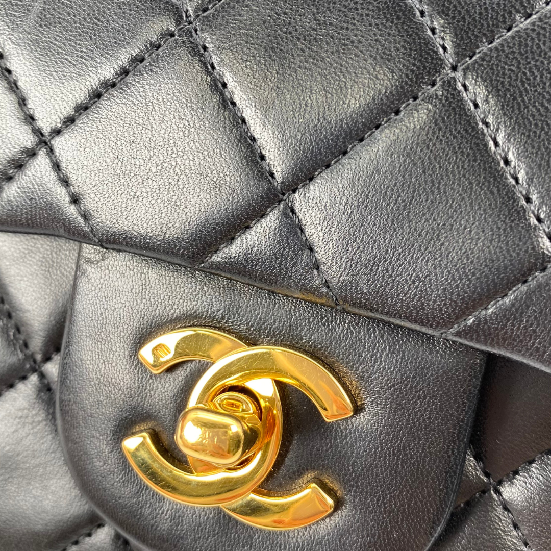 Maren, 1 Series Small Classic Flap Black Lambskin with seal and card