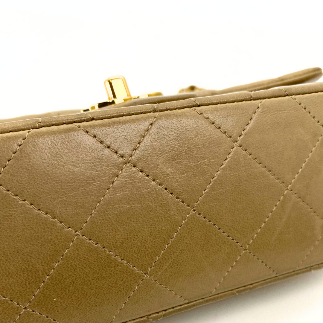 Jiwoo, 2 Series Small Classic Flap Beige Lambskin with seal and card