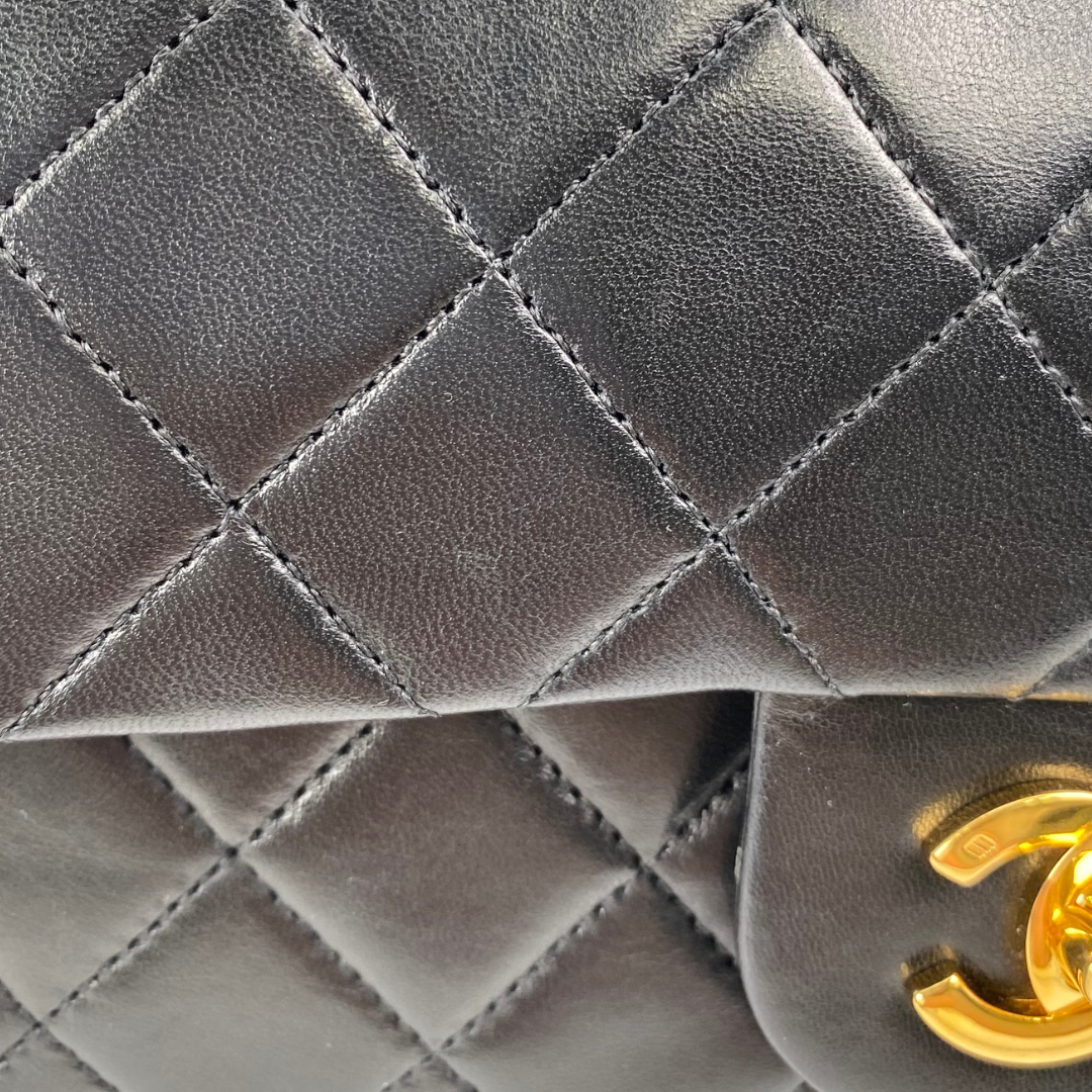 Maren, 1 Series Small Classic Flap Black Lambskin with seal and card