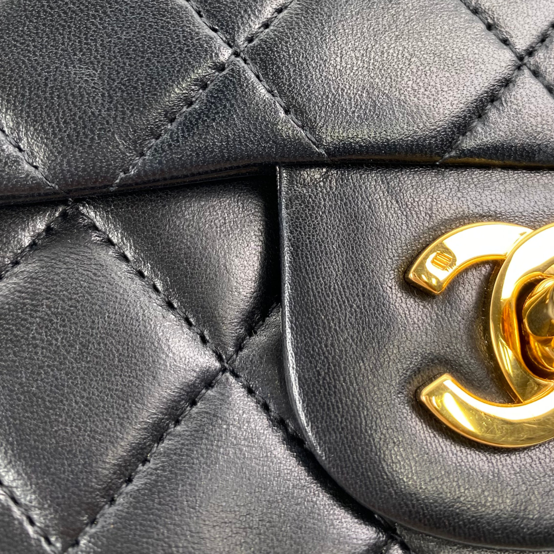 Maren, 1 Series Small Classic Flap Black Lambskin with seal and card