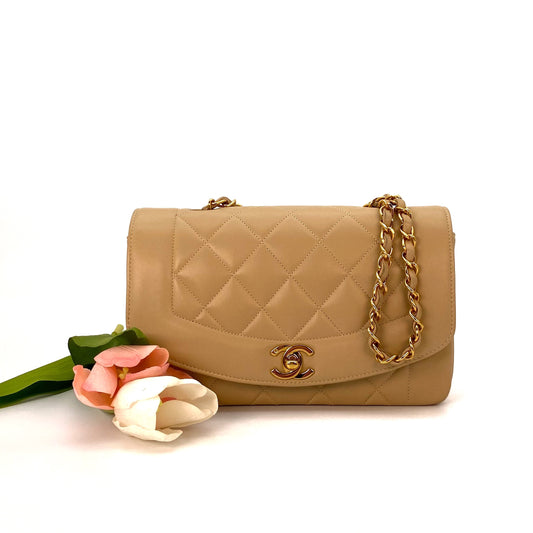 Freesia, 3 Series Small Diana Beige Lambkskin with seal and card