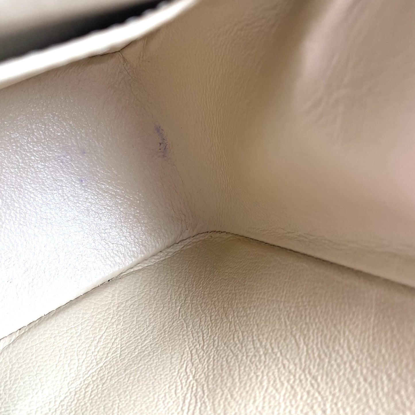 Freesia, 3 Series Small Diana Beige Lambkskin with seal and card