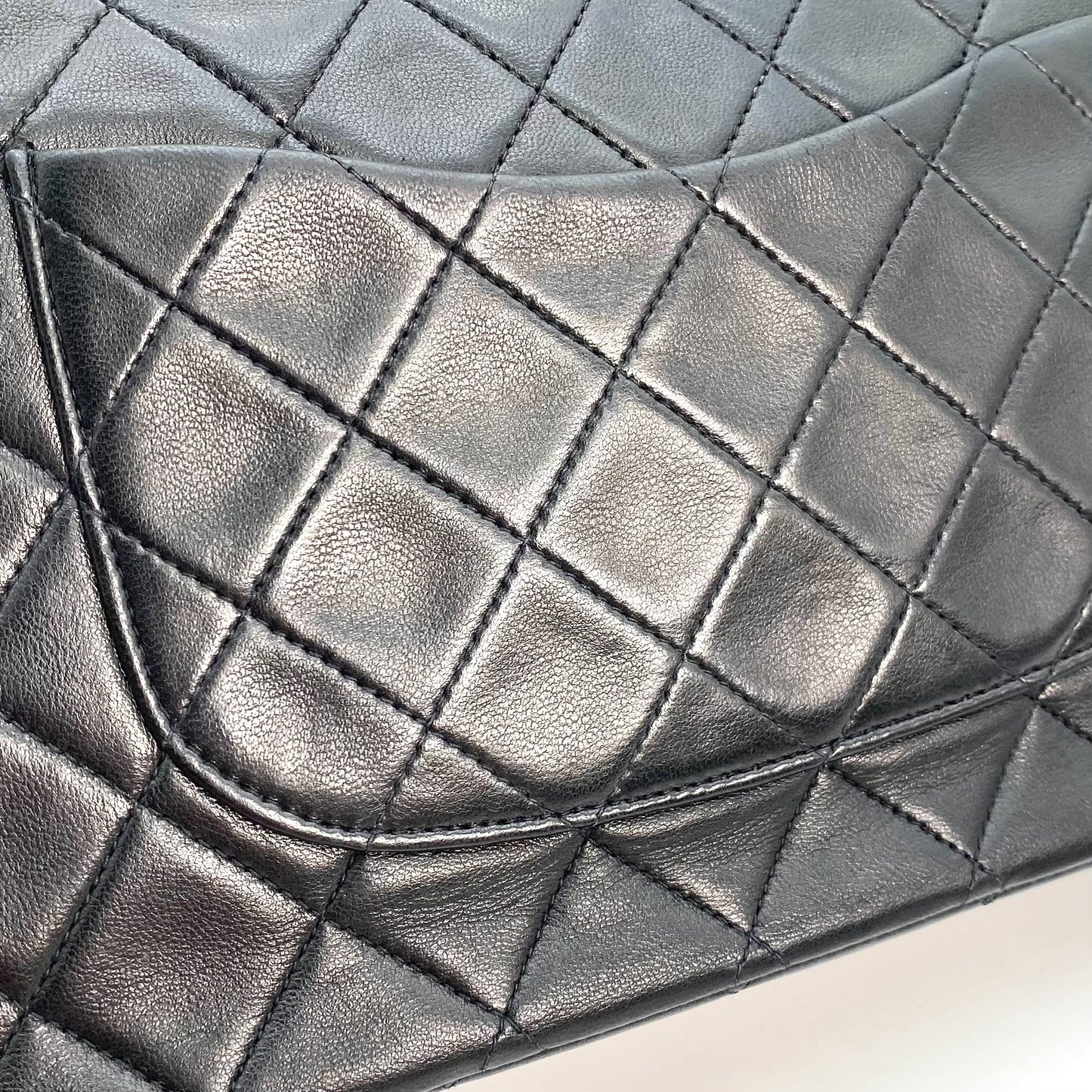 Nixi, 2 Series Classic Flap 25 Black Lambskin with seal and card